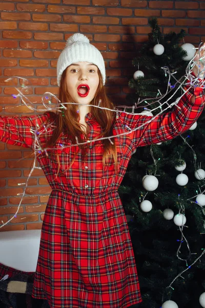 Mädchen in der Nähe von Weihnachtsbaum — Stockfoto