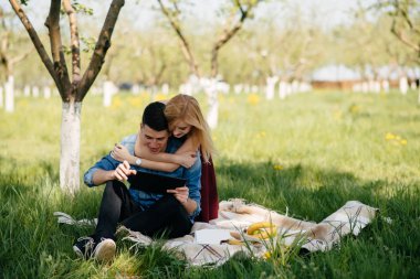 Güzel bir çift yaz parkında vakit geçirir.