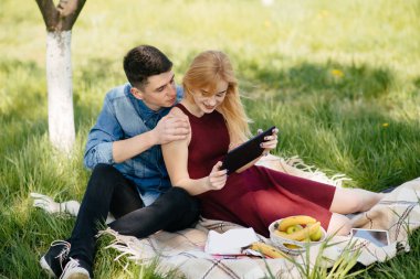 Güzel bir çift yaz parkında vakit geçirir.