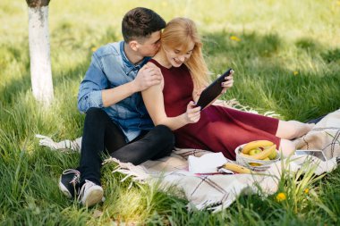 Güzel bir çift yaz parkında vakit geçirir.