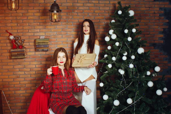 Chicas cerca de Árbol de Navidad — Foto de Stock