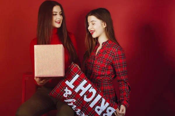 Chicas con caja — Foto de Stock