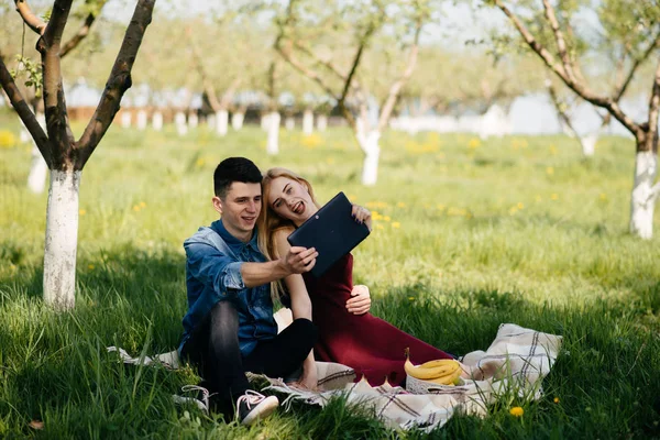 Vackra par tillbringa tid i en sommarpark — Stockfoto