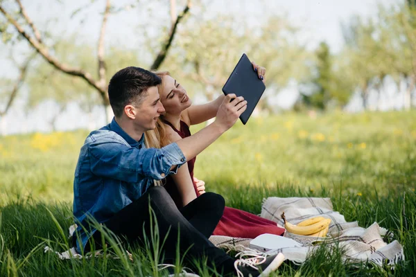 Beau couple passer du temps dans un parc d'été — Photo