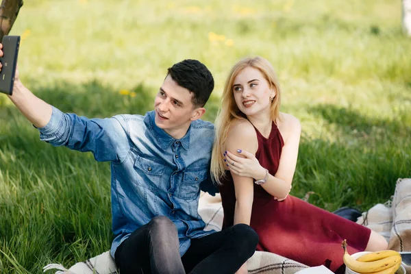 Beau couple passer du temps dans un parc d'été — Photo