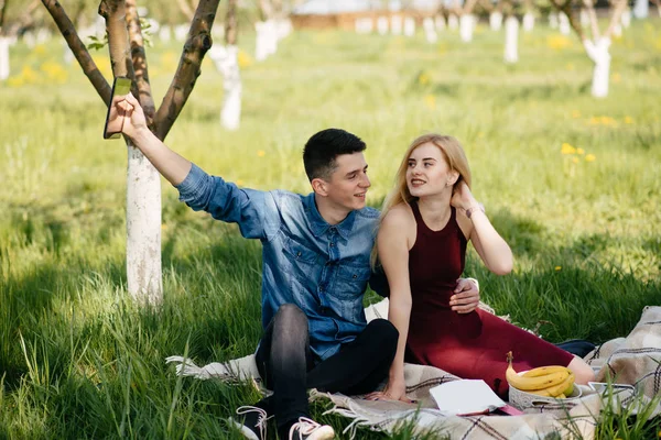 Hermosa pareja pasar tiempo en un parque de verano — Foto de Stock