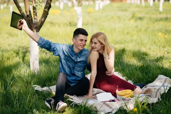 Vackra par tillbringa tid i en sommarpark — Stockfoto