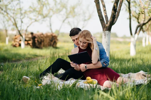 Hermosa pareja pasar tiempo en un parque de verano —  Fotos de Stock