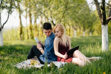 Güzel bir çift yaz parkında vakit geçirir.