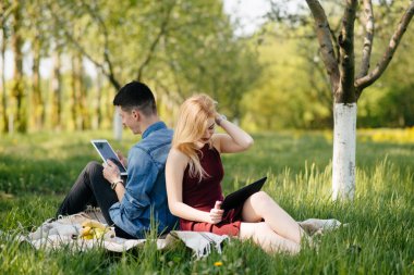 Güzel bir çift yaz parkında vakit geçirir.