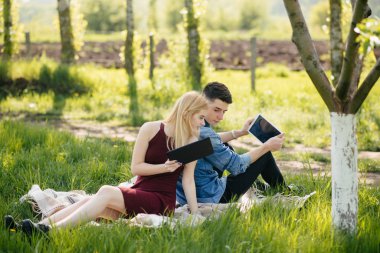 Güzel bir çift yaz parkında vakit geçirir.