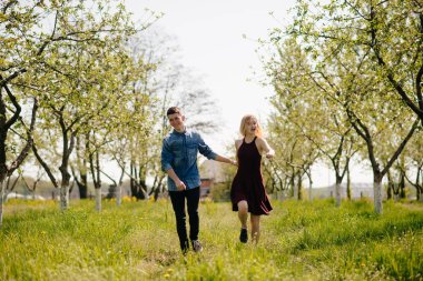 Güzel bir çift yaz parkında vakit geçirir.