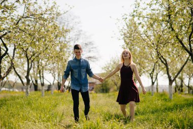 Güzel bir çift yaz parkında vakit geçirir.