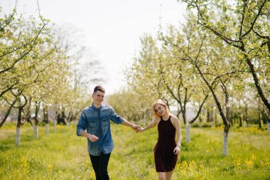 Güzel bir çift yaz parkında vakit geçirir.