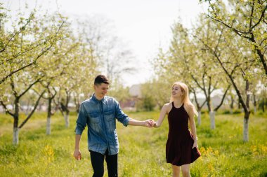 Güzel bir çift yaz parkında vakit geçirir.