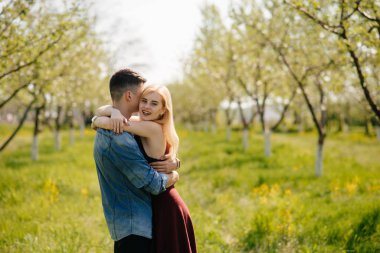 Güzel bir çift yaz parkında vakit geçirir.