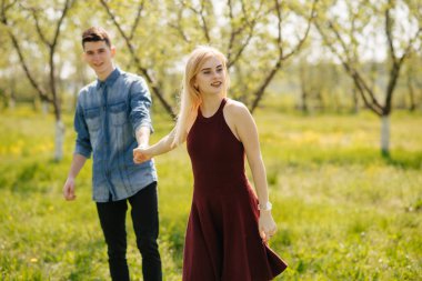 Güzel bir çift yaz parkında vakit geçirir.