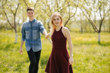 Güzel bir çift yaz parkında vakit geçirir.