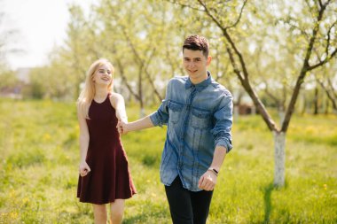 Güzel bir çift yaz parkında vakit geçirir.