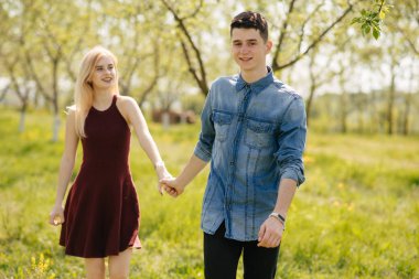 Güzel bir çift yaz parkında vakit geçirir.