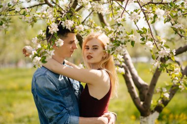 Güzel bir çift yaz parkında vakit geçirir.