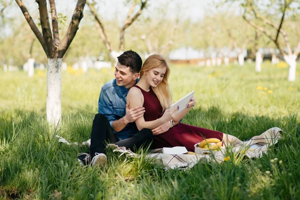 Vackra par tillbringa tid i en sommarpark — Stockfoto