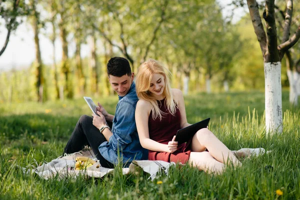 Hermosa pareja pasar tiempo en un parque de verano —  Fotos de Stock