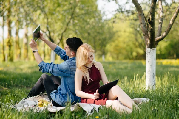 Belo casal passar o tempo em um parque de verão — Fotografia de Stock