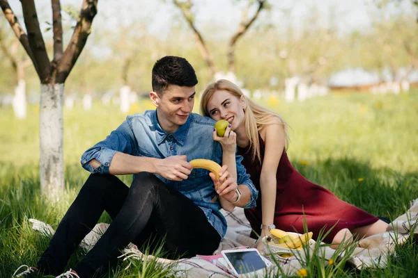 Beautiful couple spend time in a summer park — Stock Photo, Image