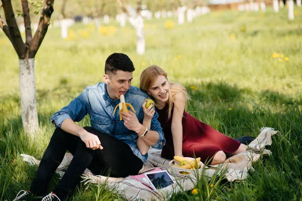 Beau couple passer du temps dans un parc d'été — Photo