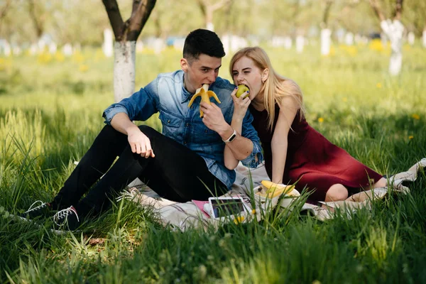 Beautiful couple spend time in a summer park — Stock Photo, Image