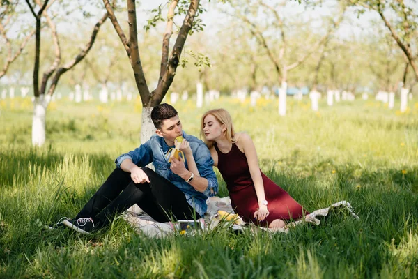Bella coppia trascorrere del tempo in un parco estivo — Foto Stock