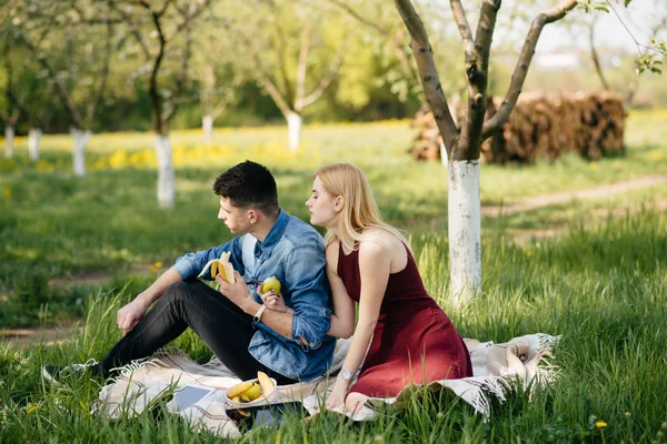 Beautiful couple spend time in a summer park — Stock Photo, Image