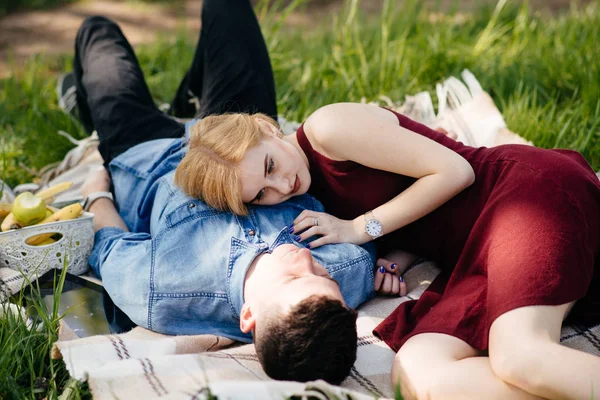 美しいカップルは夏の公園で時間を過ごす — ストック写真