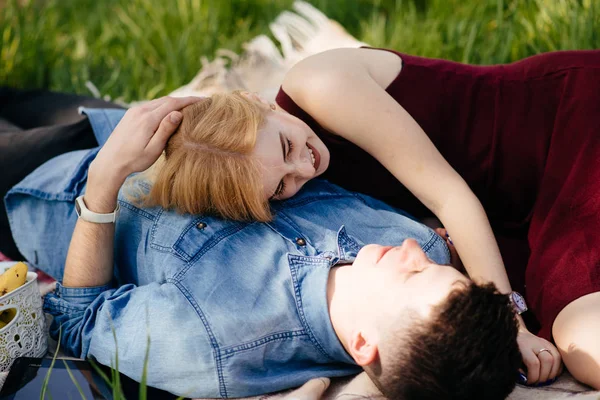 Bella coppia trascorrere del tempo in un parco estivo — Foto Stock