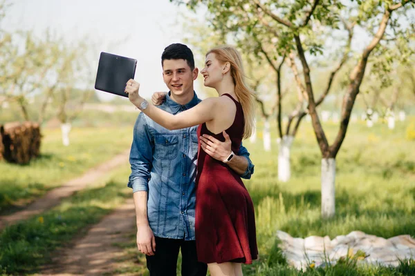 Beau couple passer du temps dans un parc d'été — Photo