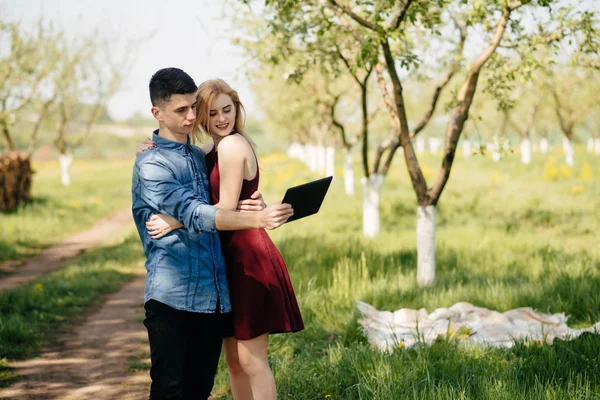 Beau couple passer du temps dans un parc d'été — Photo