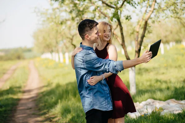 Beau couple passer du temps dans un parc d'été — Photo