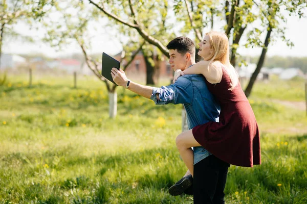 Beau couple passer du temps dans un parc d'été — Photo