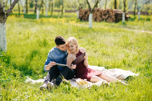 Belo casal passar o tempo em um parque de verão — Fotografia de Stock