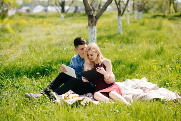 Vackra par tillbringa tid i en sommarpark — Stockfoto