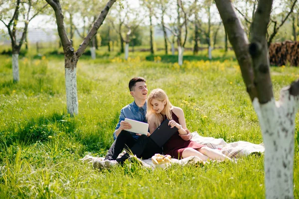 Beau couple passer du temps dans un parc d'été — Photo