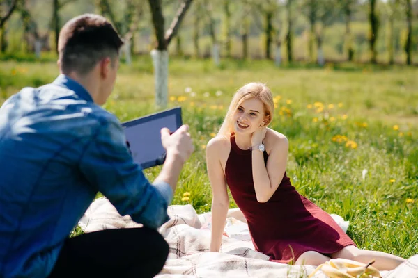 Beau couple passer du temps dans un parc d'été — Photo