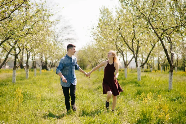 Beautiful couple spend time in a summer park — Stock Photo, Image