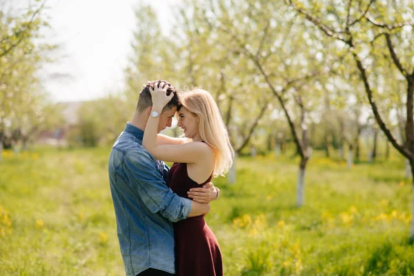 Beautiful couple spend time in a summer park — Stock Photo, Image