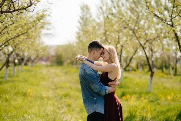 Krásný pár tráví čas v letním parku — Stock fotografie