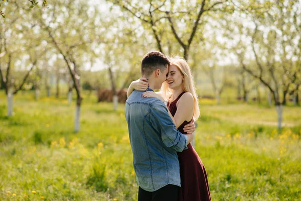 Belo casal passar o tempo em um parque de verão — Fotografia de Stock