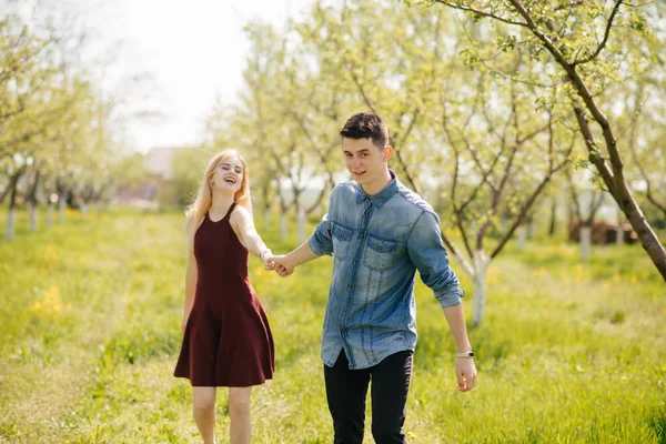 Schönes Paar verbringt Zeit in einem Sommerpark — Stockfoto