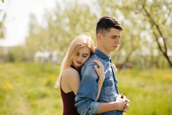 Belo casal passar o tempo em um parque de verão — Fotografia de Stock