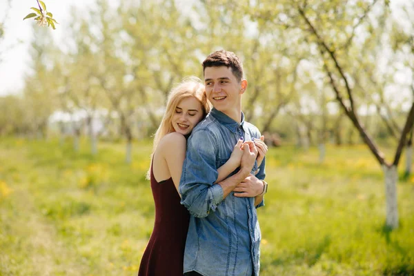 Belo casal passar o tempo em um parque de verão — Fotografia de Stock